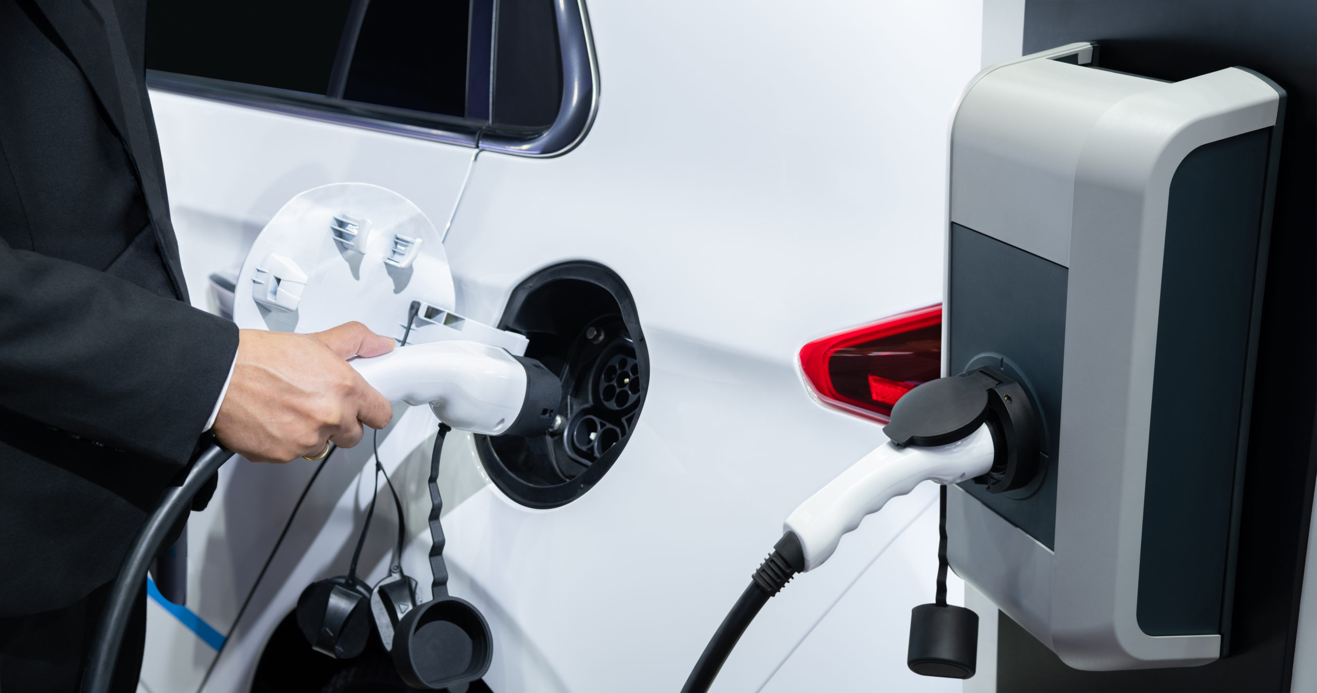 Comment recharger sa voiture électrique sur une prise domestique ? Le guide